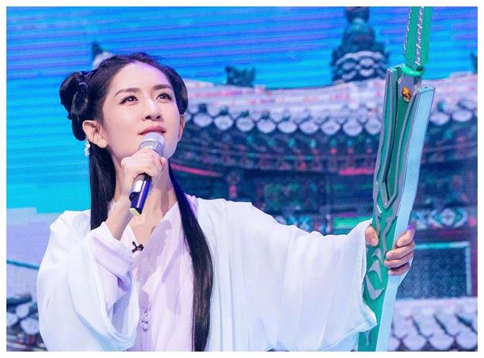 谢娜发博称出演《花千骨》续集，赵丽颖前来祝贺，造型不输颖宝