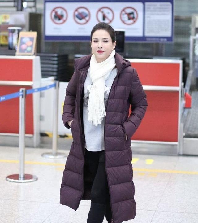 52岁李若彤现身机场，美貌宛如20岁少女，笑容超甜