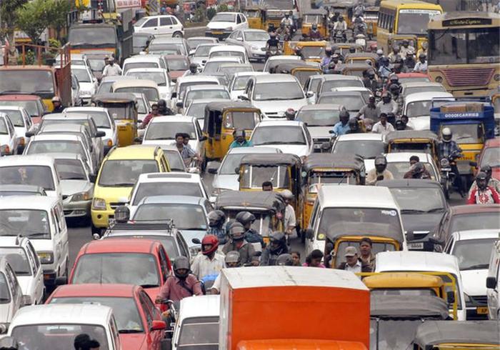 印度车市发生“雪崩”是谁的责任？网友：这样的社会现状，不崩才