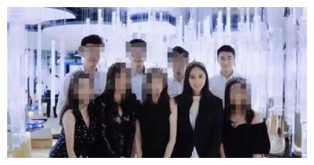 被质疑更爱妹妹何超欣，何猷君罕见晒照秀恩爱，奚梦瑶嘴唇惹关注