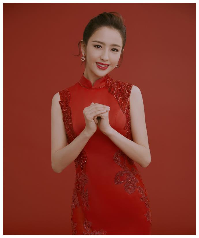 美！佟丽娅红色旗袍亮相春晚端庄大气 妆容精致优雅美丽