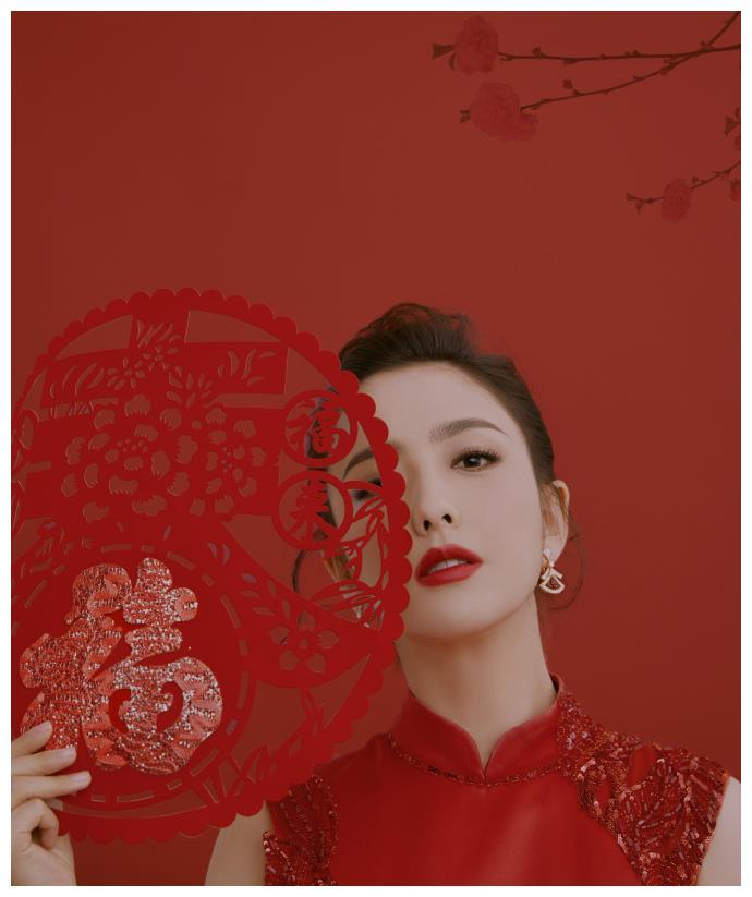 美！佟丽娅红色旗袍亮相春晚端庄大气 妆容精致优雅美丽