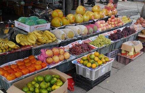 路边的水果摊和水果店，哪个更挣钱？店老板道出真相，很心酸！