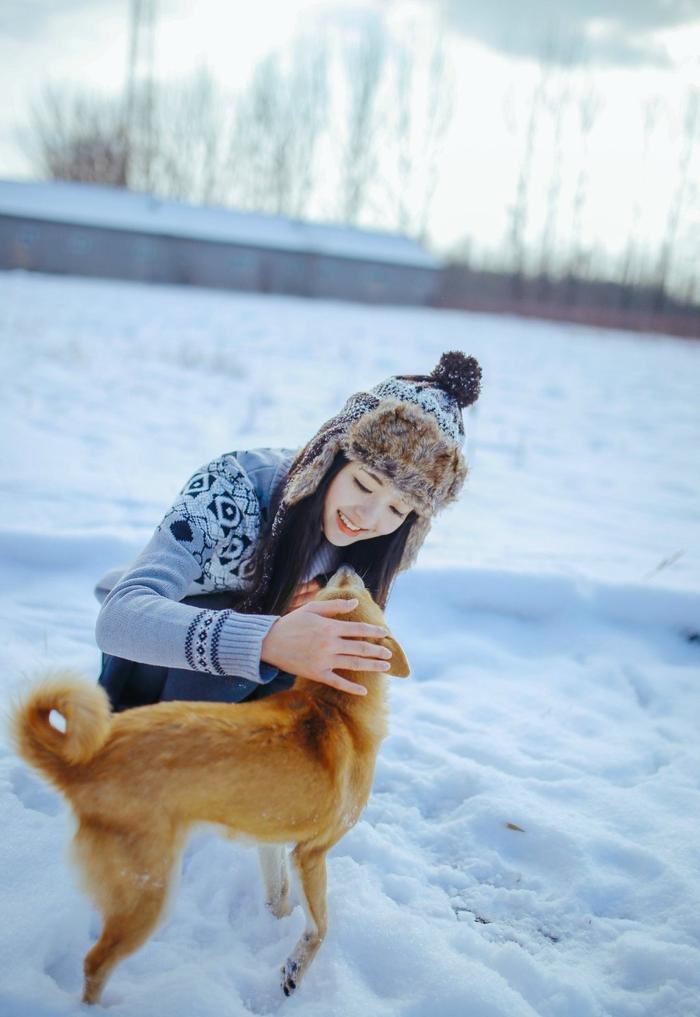 摄影分享：气质清纯美女雪地玩耍写真