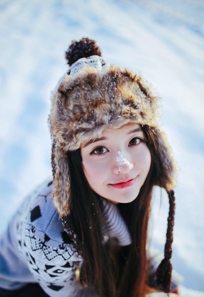 摄影分享：气质清纯美女雪地玩耍写真