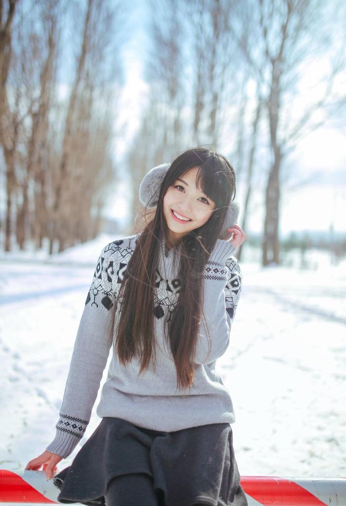 摄影分享：气质清纯美女雪地玩耍写真