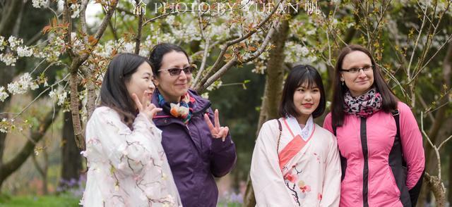 扬州美女穿汉服赏花，引得国外游客争相合影，直言比韩服和服更美