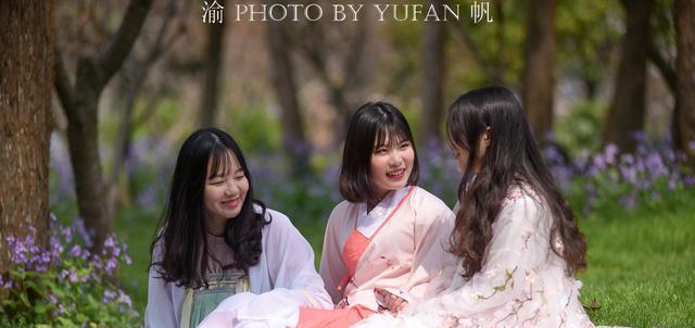 扬州美女穿汉服赏花，引得国外游客争相合影，直言比韩服和服更美