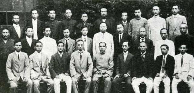 1915年袁世凯复辟当皇帝是不是推行君主立宪制