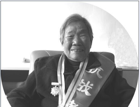 她是“红军中的花木兰”，善使双枪千杯不醉，最终活到了103岁