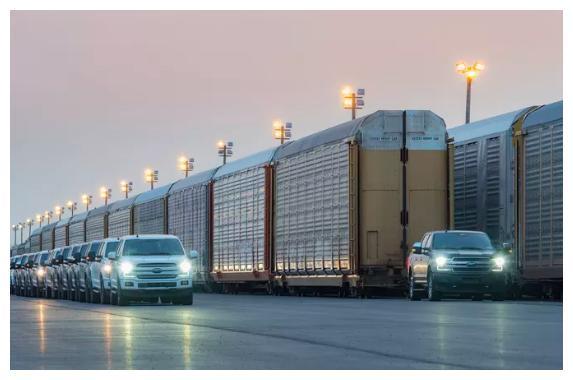 福特全电动F-150皮卡拉动超过一百万磅重的火车