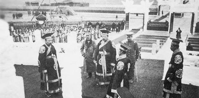 1915年袁世凯复辟当皇帝是不是推行君主立宪制