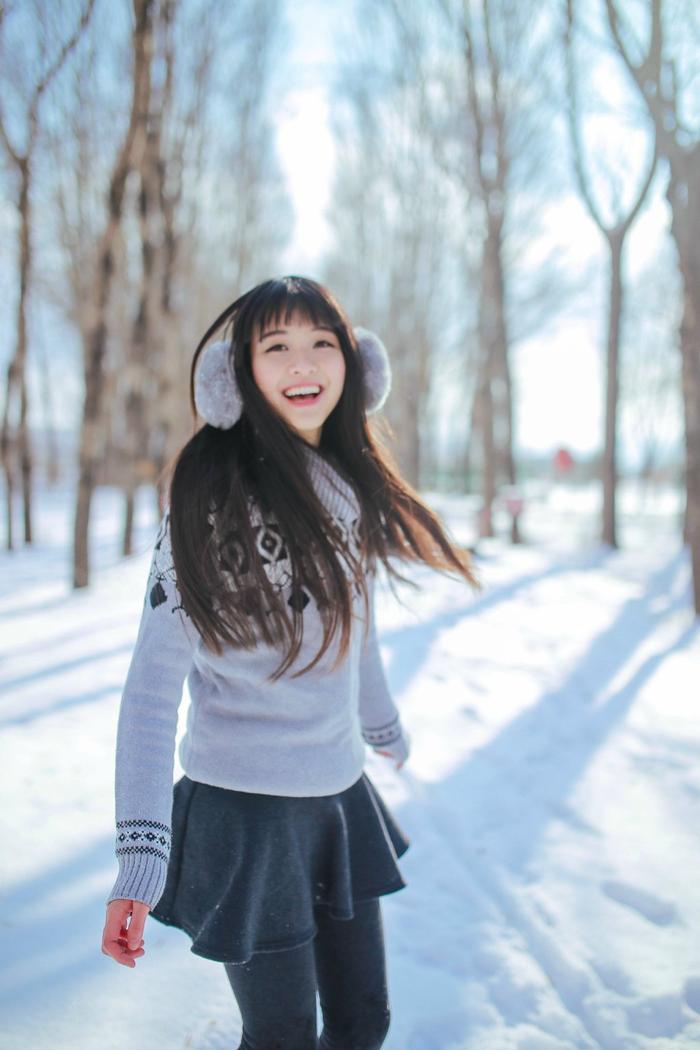 摄影分享：气质清纯美女雪地玩耍写真