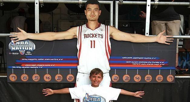 臂展2米59! NBA史上臂展狂人, 站着抓帽轻松摸篮板上沿!