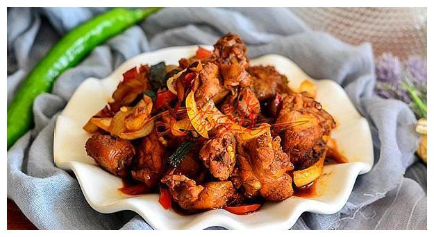 炒鸡肉要焯水，这种做法是错误的，试试这种炒法，鸡肉香，肉质嫩