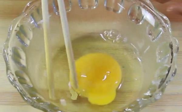 碎蛋壳掉进蛋液里怎么办？筷子上擦点“它”，轻轻一夹就能取出来