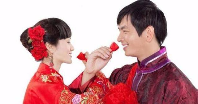 带女友回家吃饭，妈不停用脚踢我，我低头一看，当场提了分手