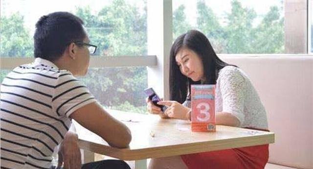 带女友回家吃饭，妈不停用脚踢我，我低头一看，当场提了分手