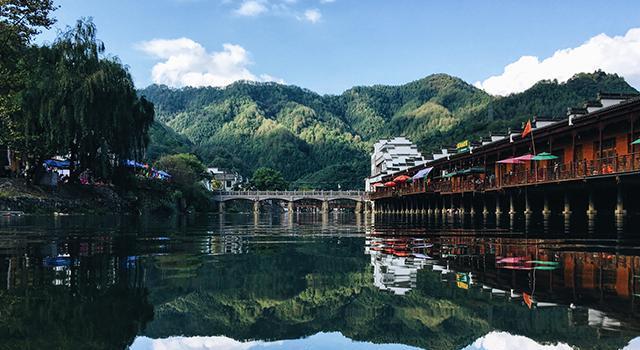 重峦叠嶂、山间泉水，这是位于茶乡、林海之间，钟灵毓秀的瑶里