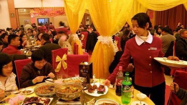 带女友回家吃饭，妈不停用脚踢我，我低头一看，当场提了分手