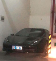 苏州小区地库实拍法拉利458跑车，很久不开已落满灰尘！