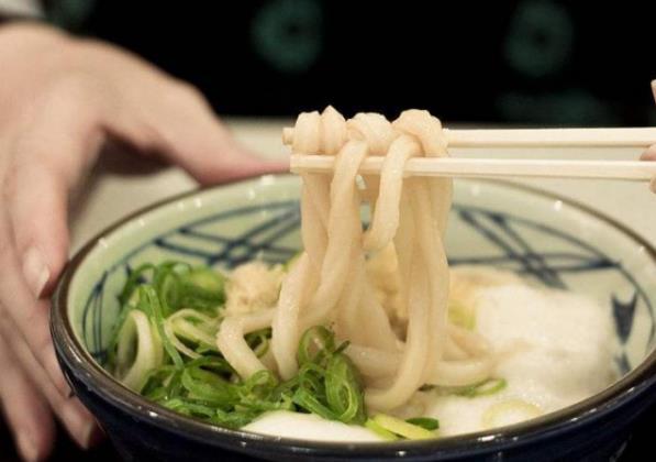 日本奇葩饮食习惯：吃面搭配米饭，网友：不是在开玩笑