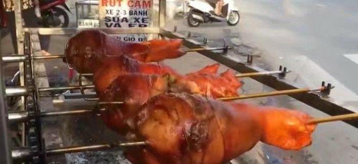 越南大妈卖烤猪蹄，25块钱一个，本地人嫌贵，中国游客：真便宜