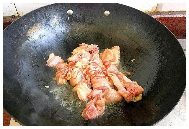 炒鸡肉要焯水，这种做法是错误的，试试这种炒法，鸡肉香，肉质嫩