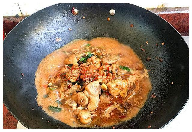 炒鸡肉要焯水，这种做法是错误的，试试这种炒法，鸡肉香，肉质嫩