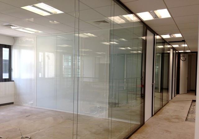 关于办公室玻璃隔断的优缺点，存在很大的争议和困惑