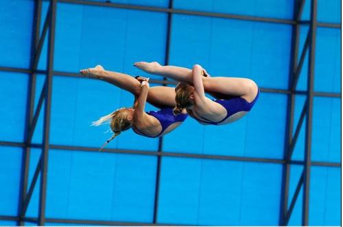 竞技跳水是奥运会正式竞赛项目，分跳板跳水和跳台跳水