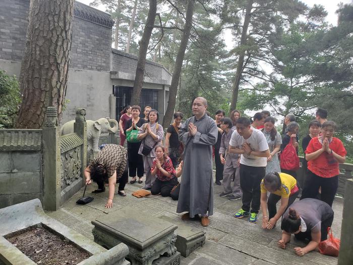 曹洞宗第四十九代嗣法弟子宽文法师到南岳南台寺礼祖