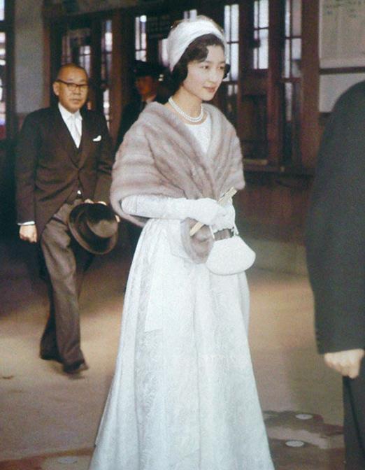 日本上皇后美智子，婚后被婆婆打压到抑郁，死后不与丈夫明仁合葬