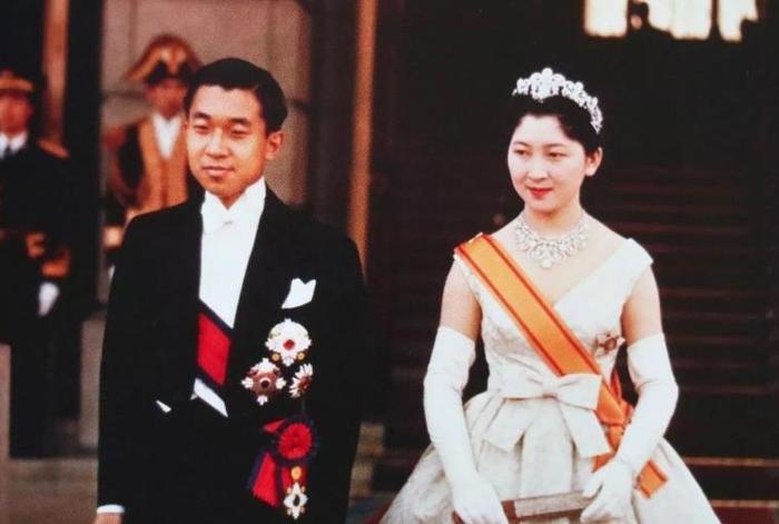 日本上皇后美智子，婚后被婆婆打压到抑郁，死后不与丈夫明仁合葬