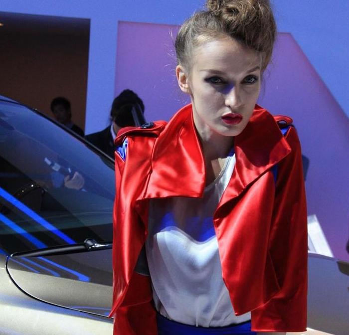 瑞士首席车模，身穿红色战袍，为进口大众展台提升关注度