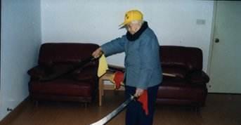 她是“红军中的花木兰”，善使双枪千杯不醉，最终活到了103岁