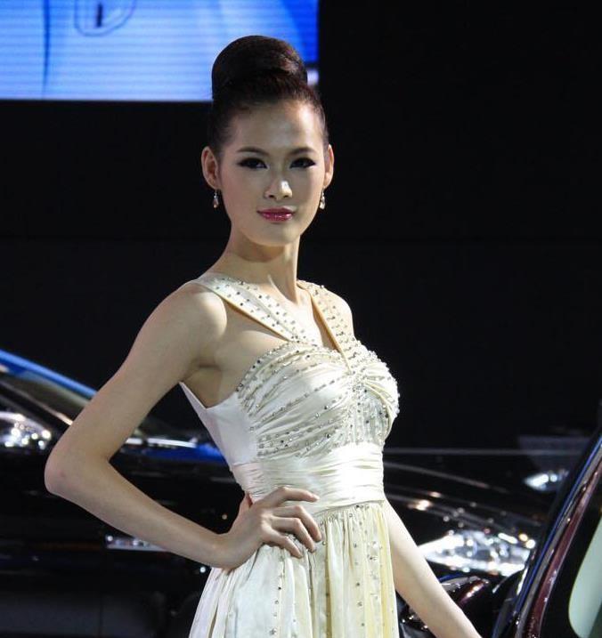 泰国恐怖片女王一个眼神能让人哭，出现在捷豹展台，真的好怕怕