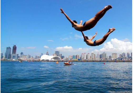 竞技跳水是奥运会正式竞赛项目，分跳板跳水和跳台跳水
