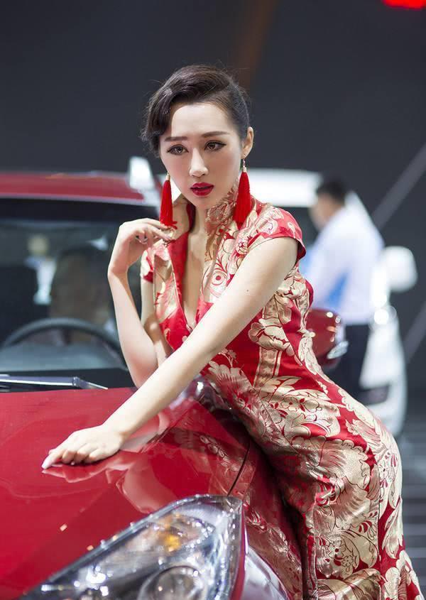 江淮为火想出奇招，车模穿“龙袍”，女皇造型比车撩人
