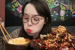 阿尤挑战大肘子肘子皮一口吸这表情太过瘾了