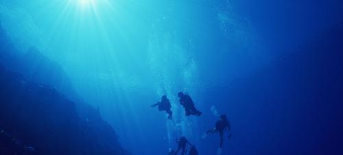 人类潜至海底1万米，会发生什么？科学家：海底情景足以吓退人类