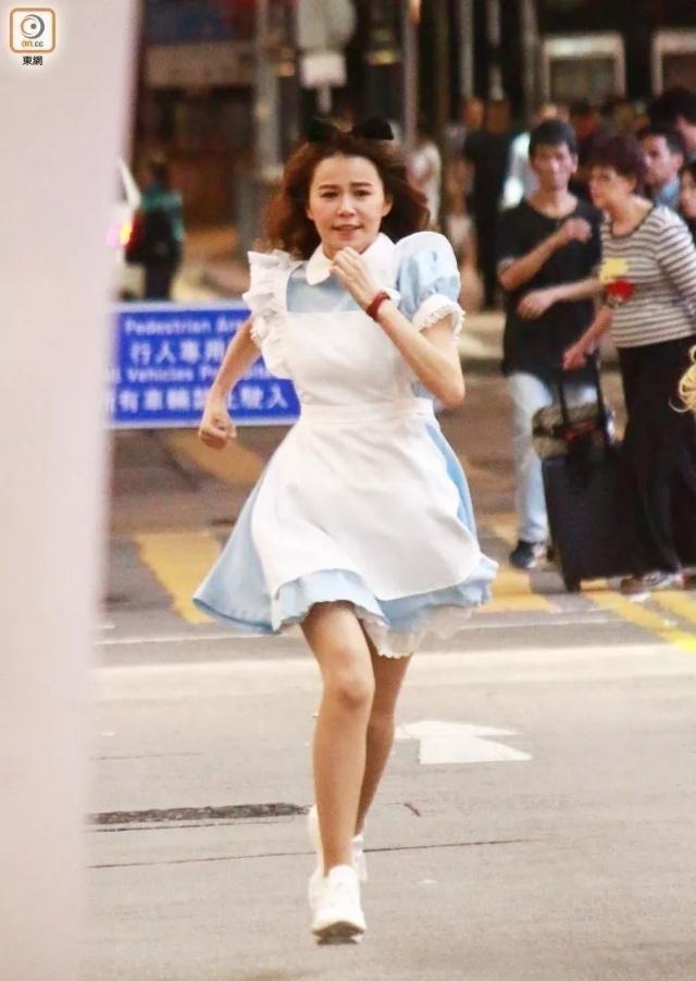 TVB剧组在铜锣湾闹市拍外景 女主黄翠如街头狂奔