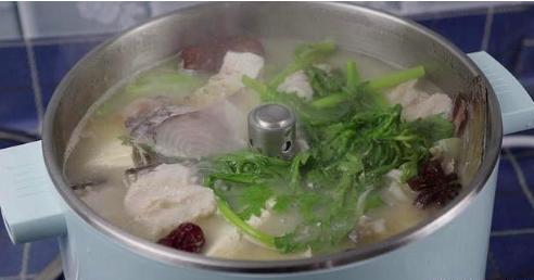 天冷了，大厨教你在家做鱼火锅，学会鱼肉腌制技巧，吃火锅更入味