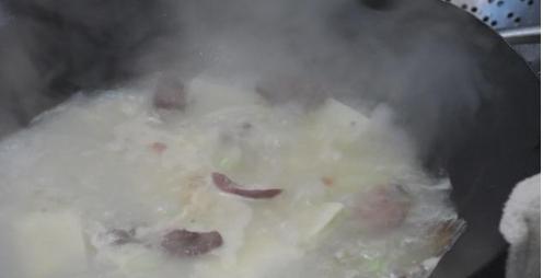 天冷了，大厨教你在家做鱼火锅，学会鱼肉腌制技巧，吃火锅更入味