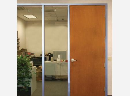 关于办公室玻璃隔断的优缺点，存在很大的争议和困惑