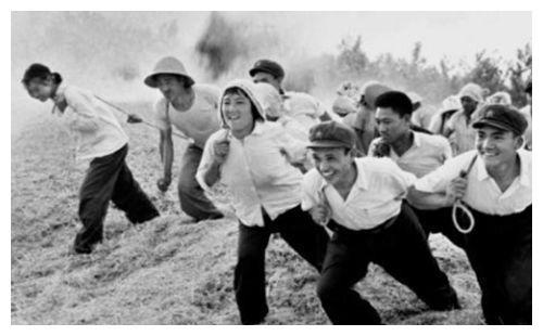 1976年湖南第一灭门案：只因一块田地，一夜杀15人，村庄差点消亡