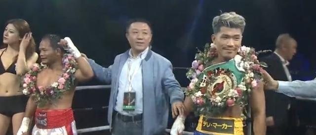 日本草根拳王木村翔一回合3次击倒对手获胜，上海拳迷送上掌声