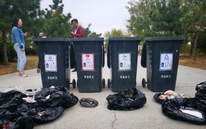 青岛滨海学校2019级5班垃圾分类捡拾社会实践活动圆满举行