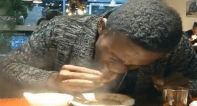 非洲人第一次吃火锅，一波操作看懵服务员：这也太拼啦，不怕烫吗