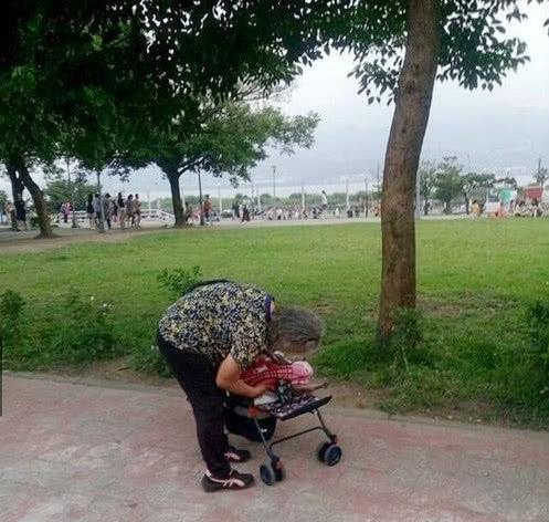 八旬奶奶每天推婴儿车散步，路人看后被吓一跳，接着感动不已！